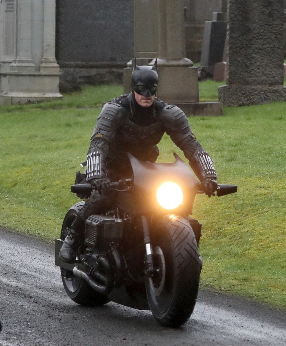 the-batman-set-photos-batsuit-batcycle-full-look-2-1207994